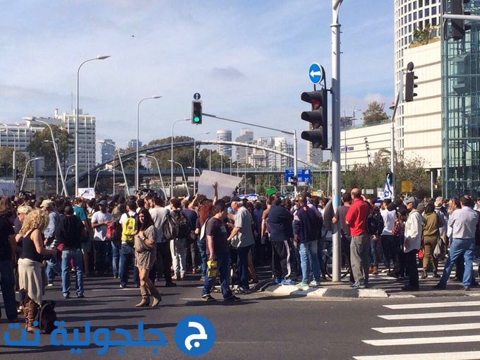 آلاف الأثيوبيين يغلقون طريق أيالون في تل أبيب